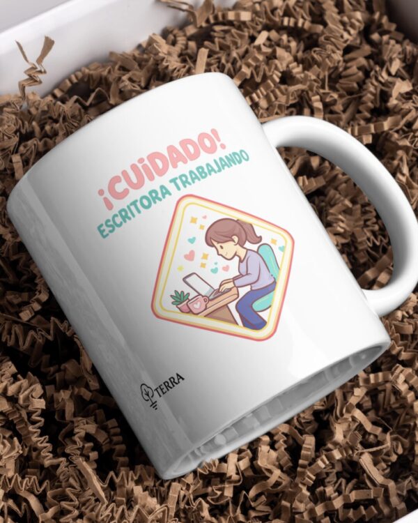 Escritora trabajando ¡Cuidado! Escritora trabajando